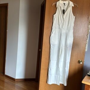 Monrow Cream/white Jumpsuit Vneck with collar 
Sleeveless with pockets Size L